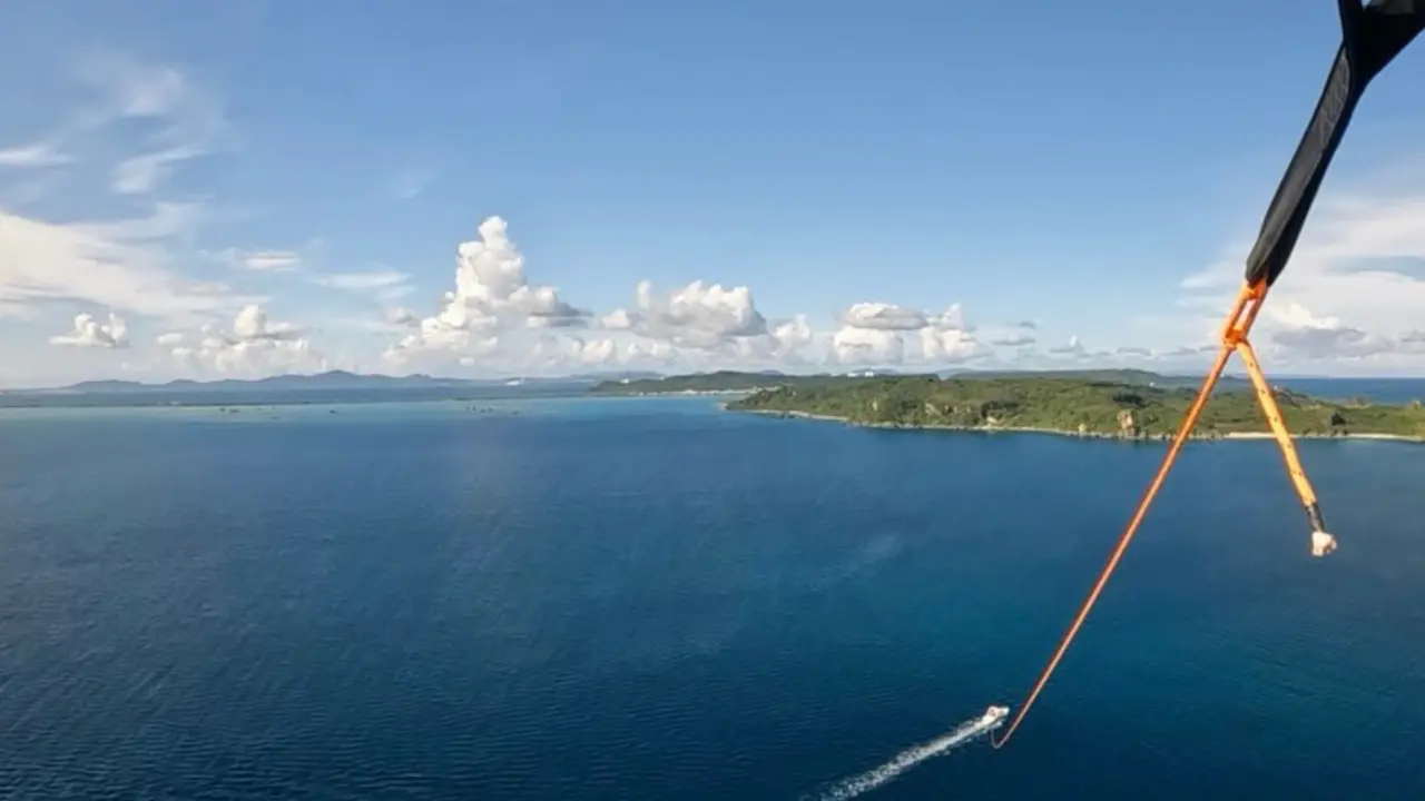 マリンアイランドの300mパラセーリング