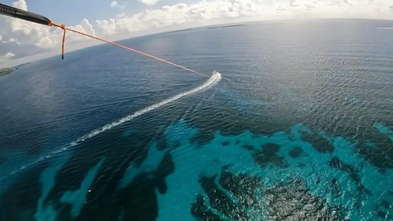 海中道路エリアのエメラルドブルーの海とパラセーリング風景