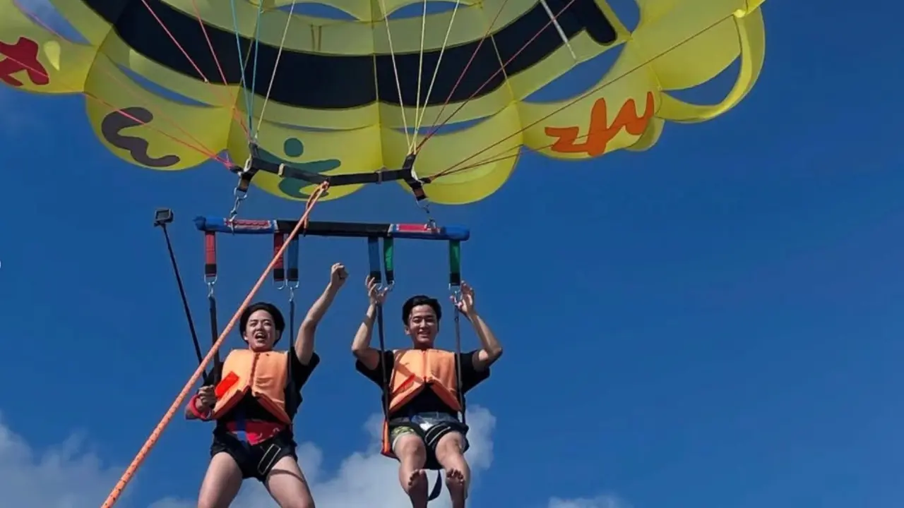 マリンアイランドのスタッフがボート上で撮影をサポートするイメージ