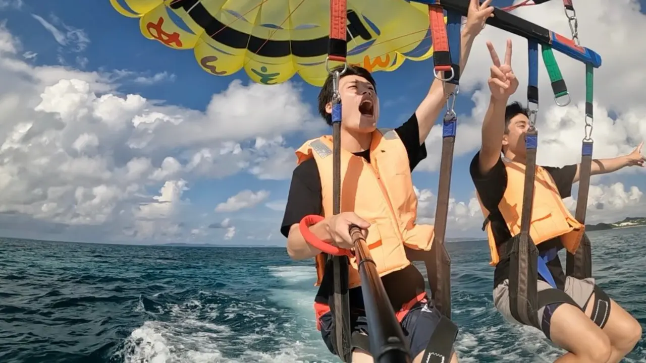 パラセールがフライトする瞬間のマリンアイランドの体験風景