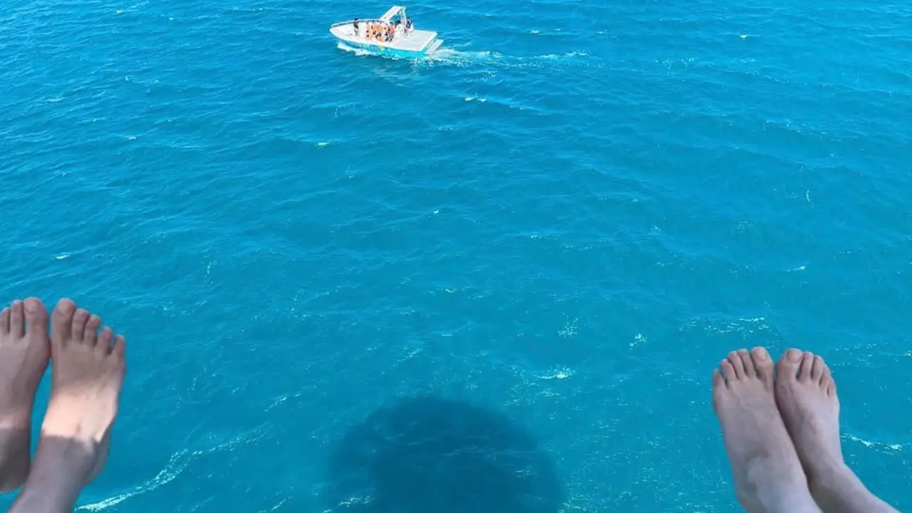 上空から見た高さや開放感が伝わるパラセーリングの様子