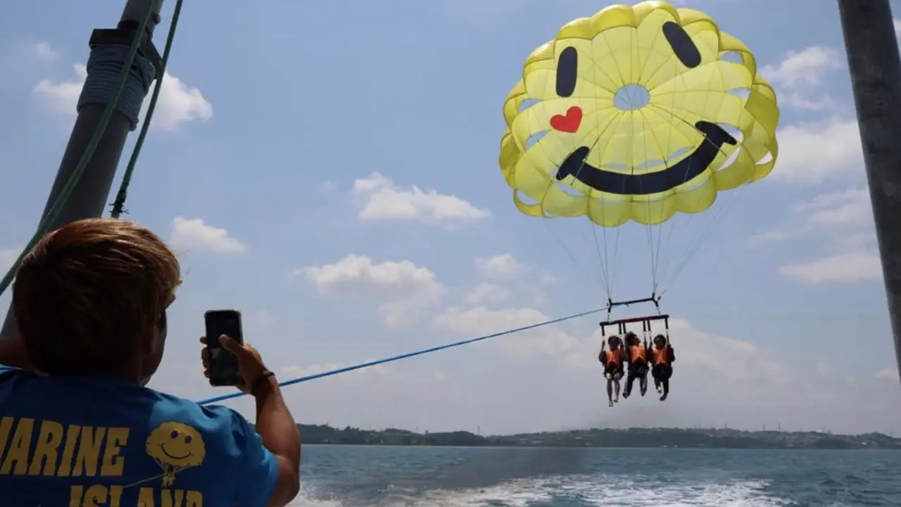 スタッフが体験中の思い出を撮影しているサービスイメージ