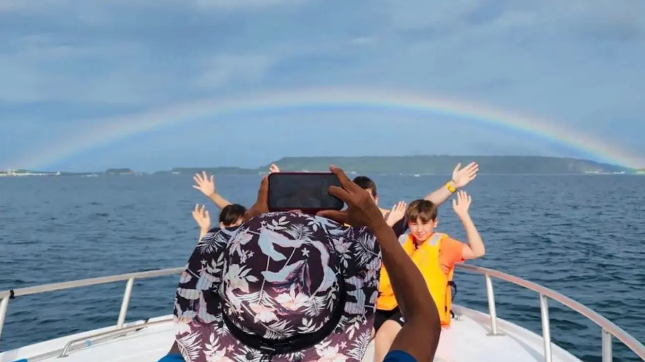 体験中に虹がかかる幸せにこちゃんパラセーリングの風景