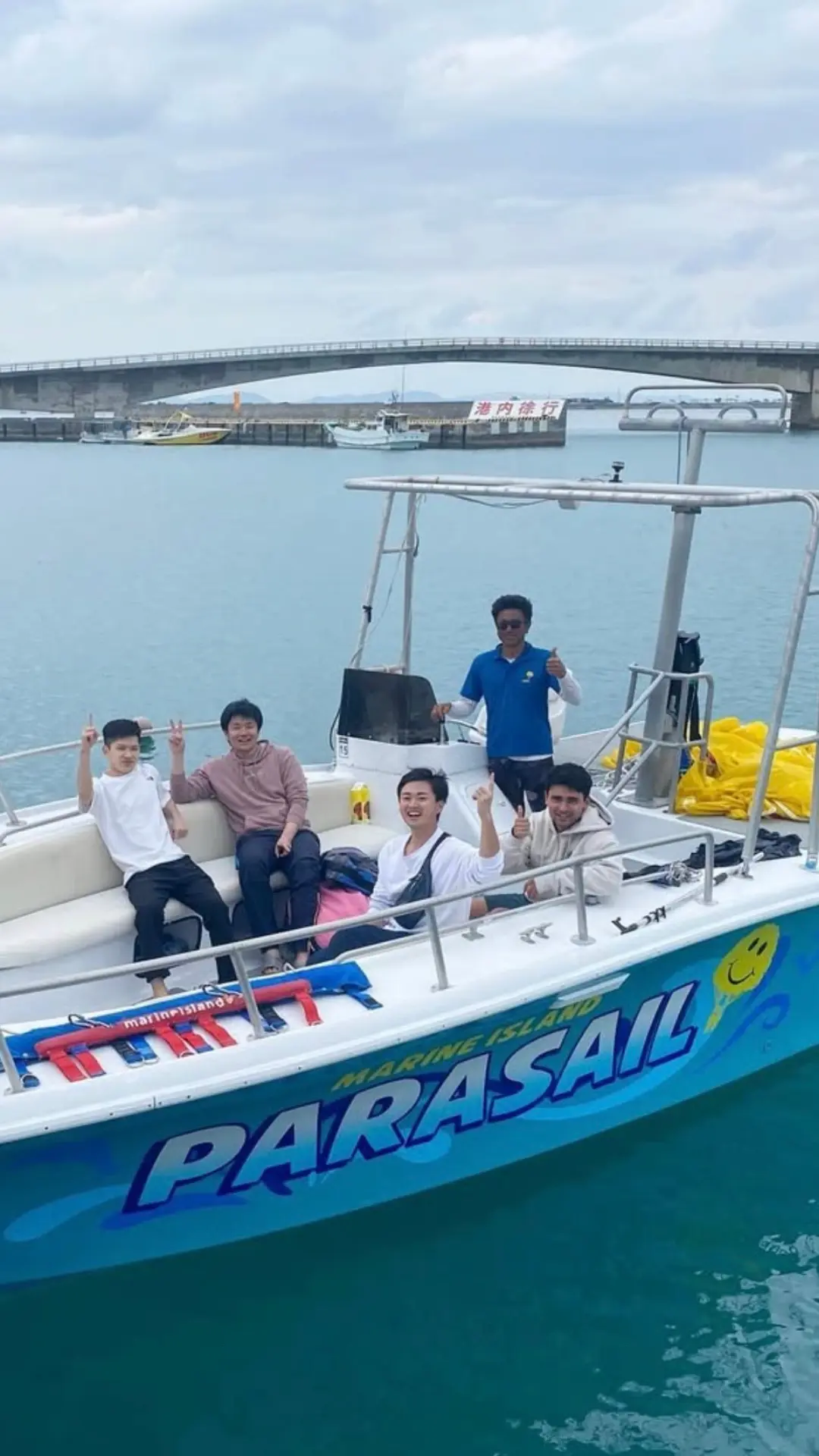 ボートで出発するマリンアイランドのパラセーリングツアー