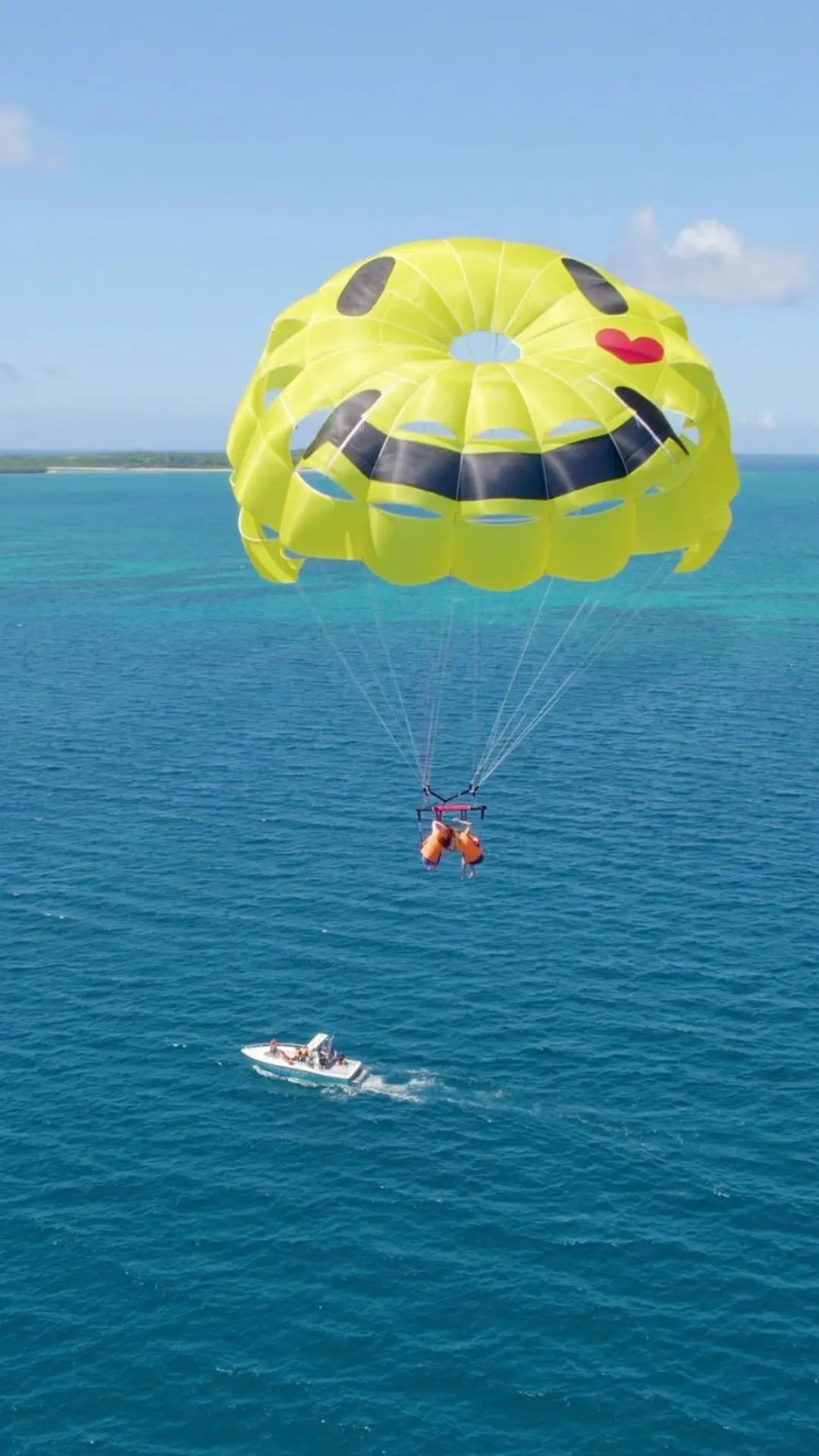 海中道路で楽しむマリンアイランドのパラセーリング