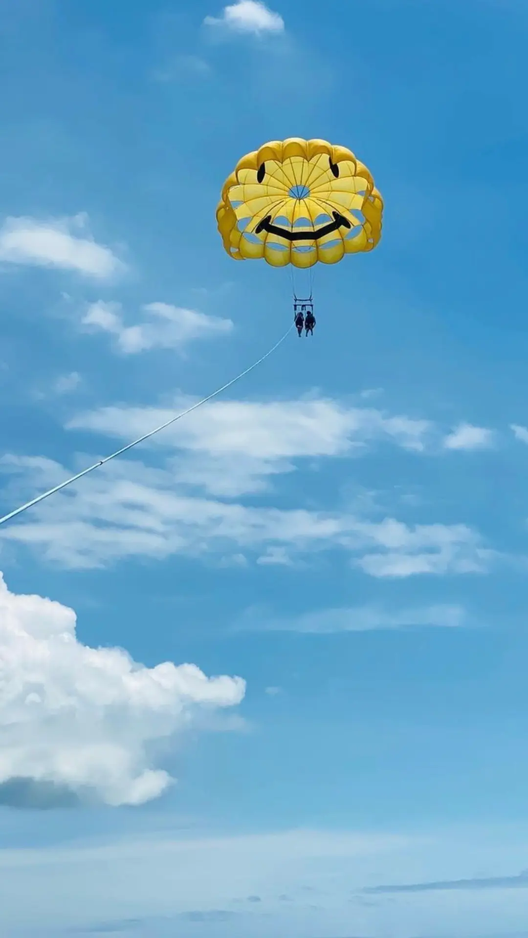 海上から楽しむマリンアイランドのパラセーリングの様子