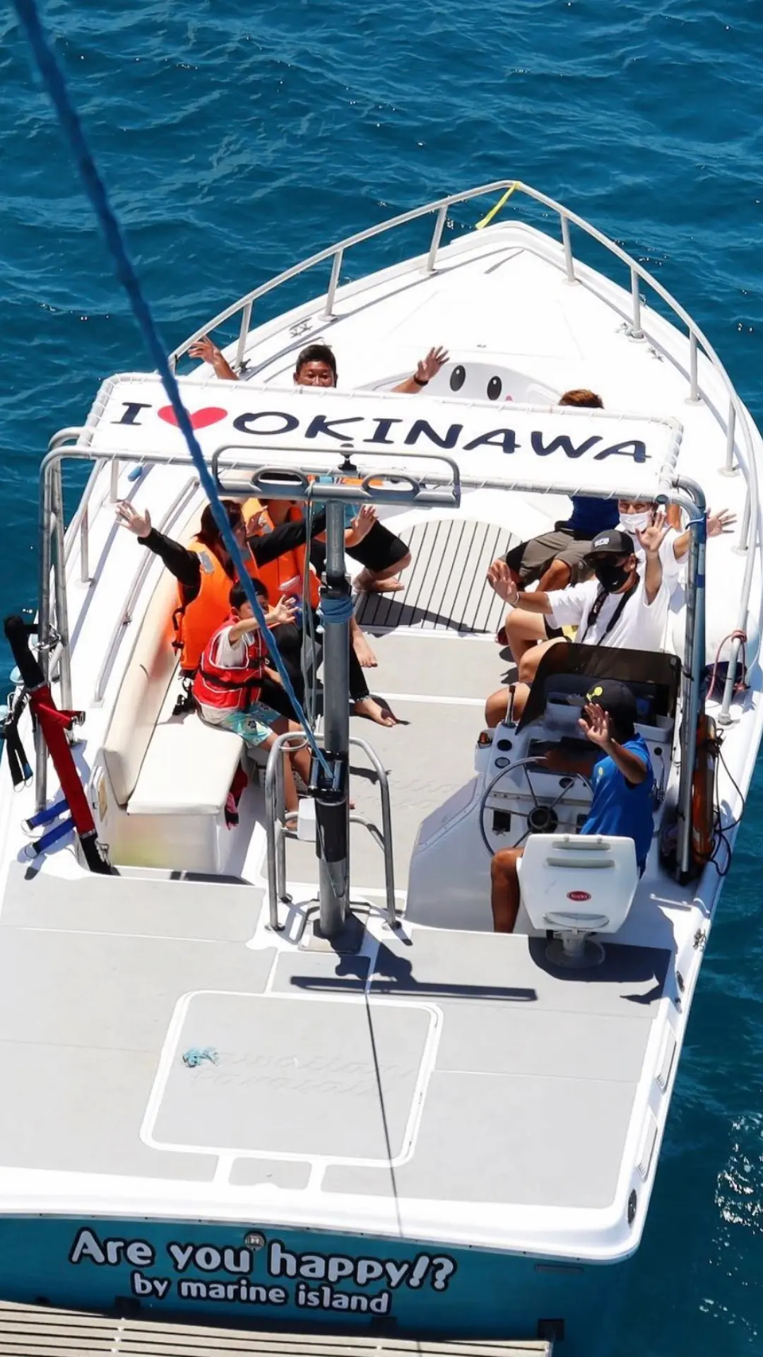 マリンアイランドのパラセーリングを楽しむ参加者の様子