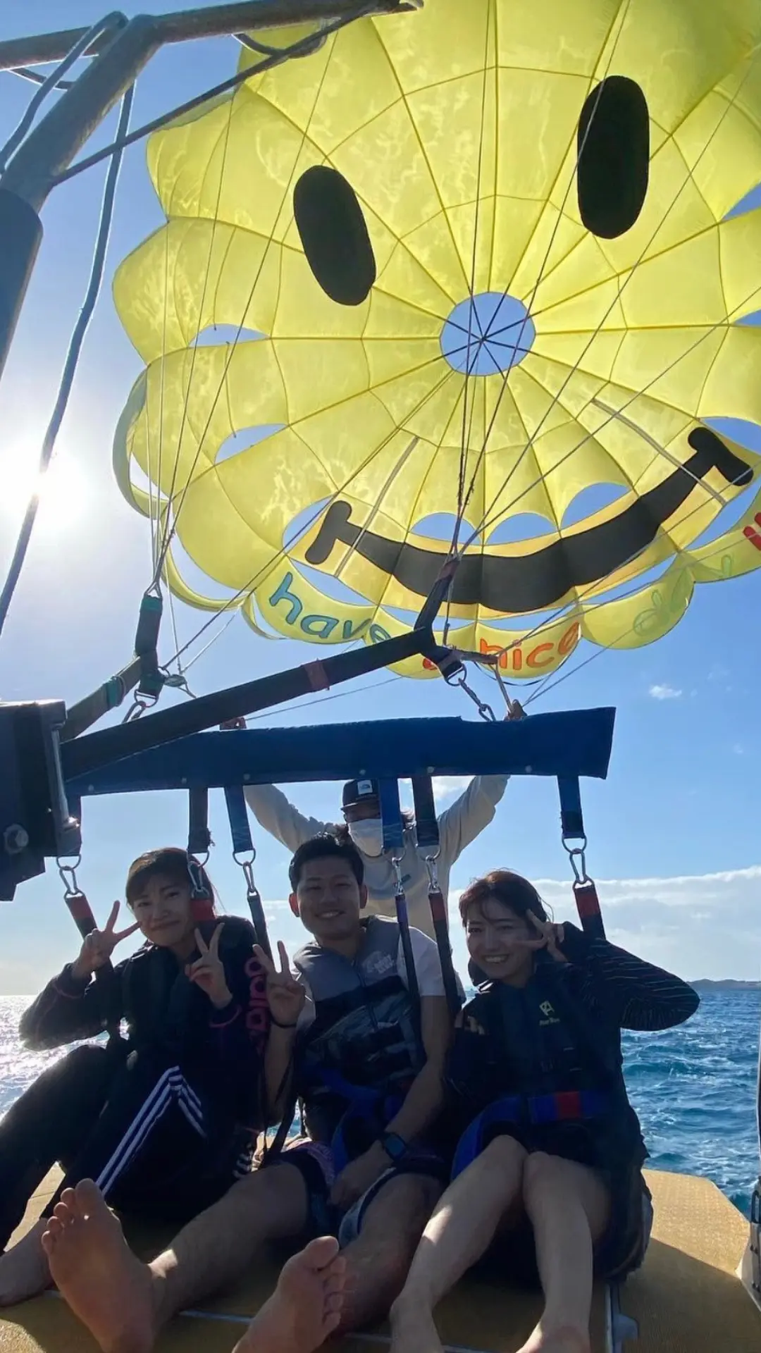 海上から見たマリンアイランドのパラセーリング体験