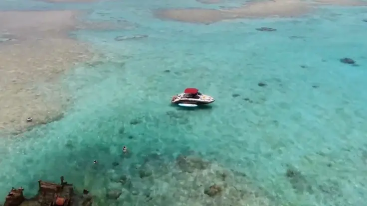 沖縄の離島の透明な海（離島日帰りのイメージ）