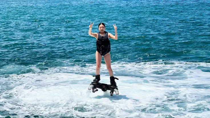 1名でフライボードアクティビティに参加して楽しんでいる様子