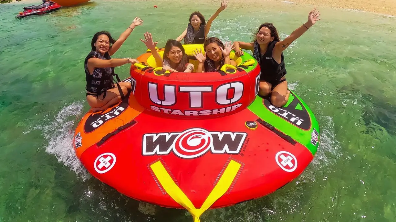 大学生グループが最新のマリンアクティビティを楽しんでいる様子