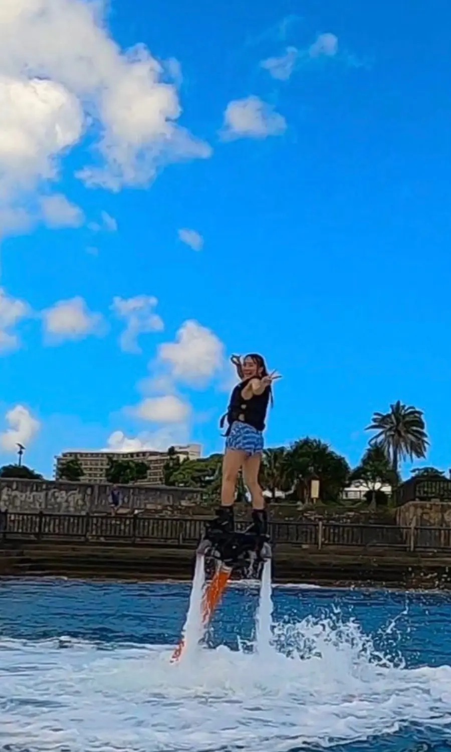 沖縄の海でフライボードを楽しむ様子