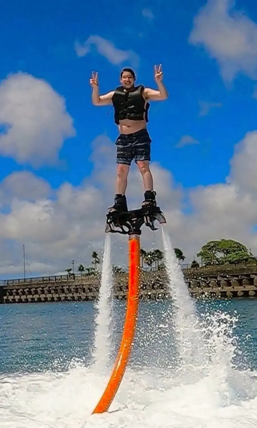 沖縄の海で高く上がったフライボードの上級者