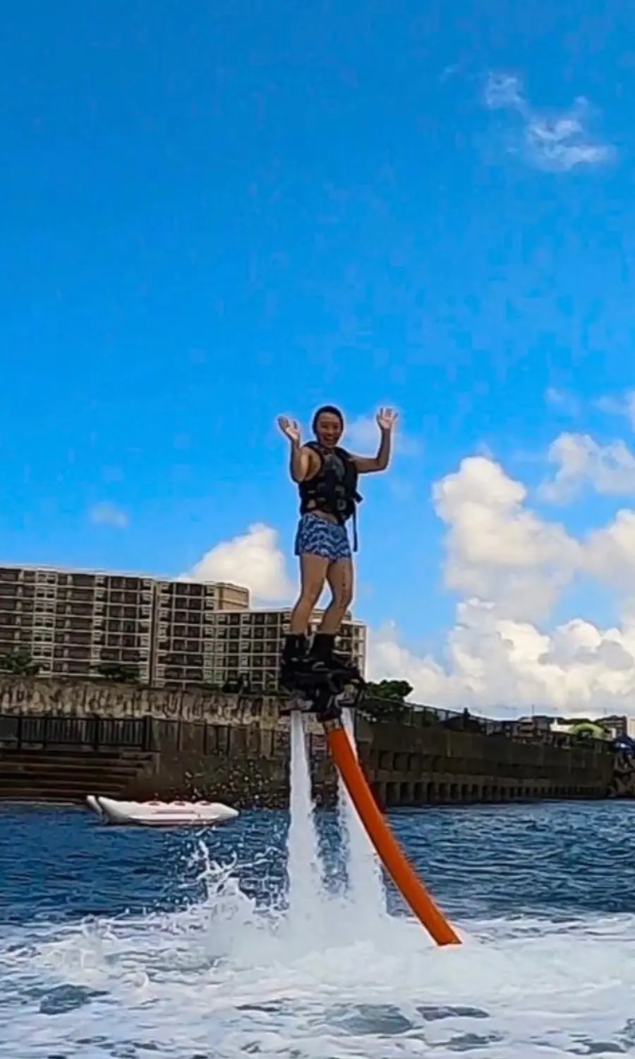 沖縄の海でフライボードに初挑戦する女性