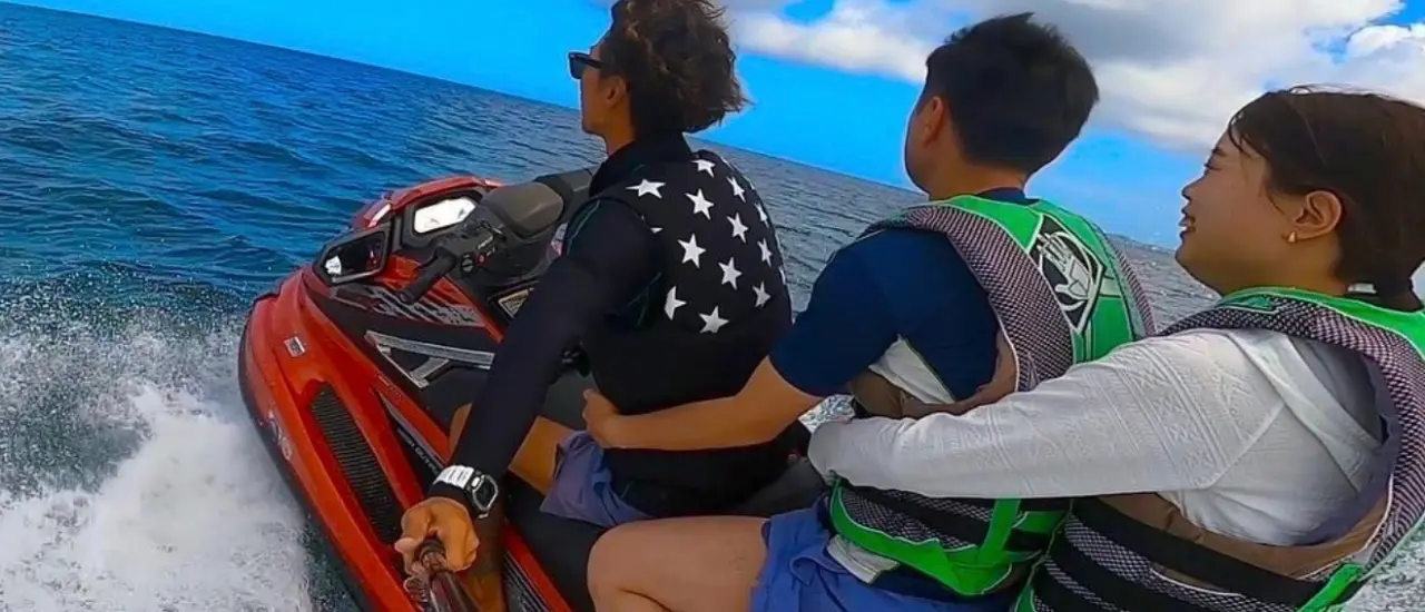 マリンショップアウルの水上バイクで、海の上を爽快に走るイメージ