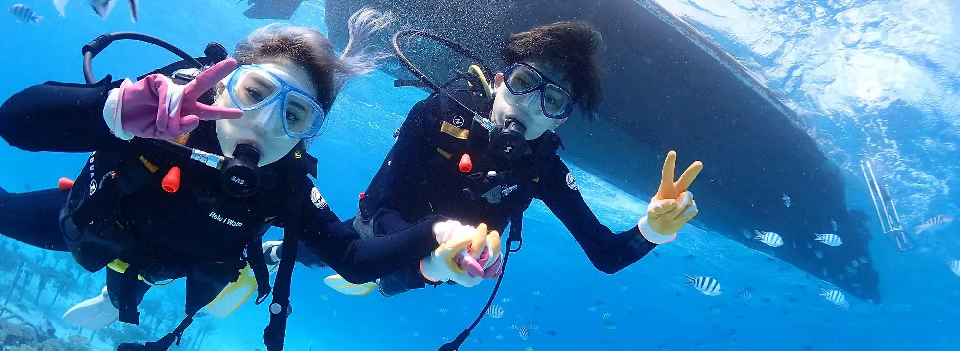沖縄の海で体験ダイビングを楽しむ様子