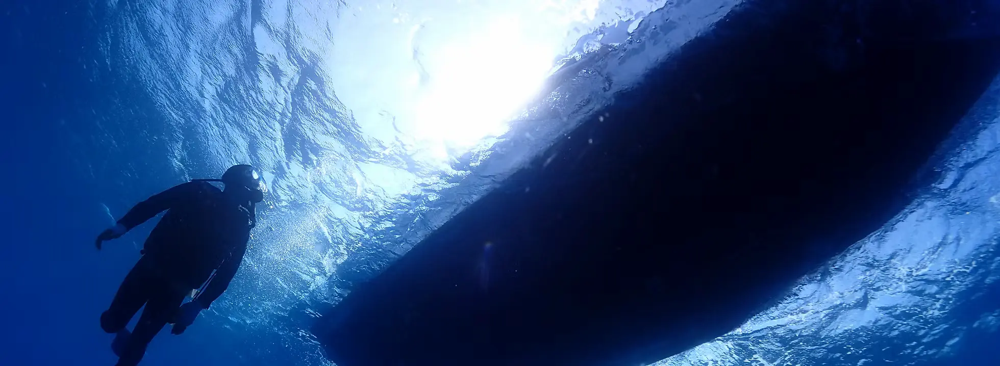 沖縄の海でガイドと一緒に体験ダイビングを楽しむ様子