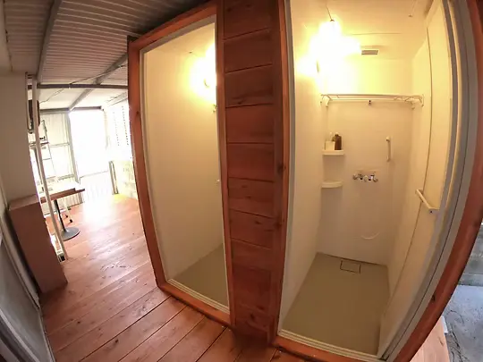 木の温もりを感じるシマハロの温水シャワールーム