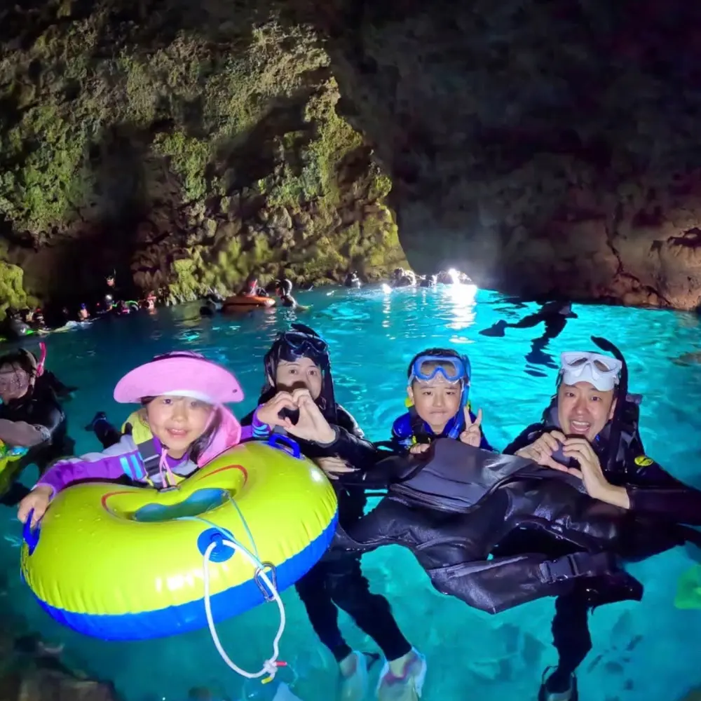 子どもと青の洞窟を楽しむイメージ（シマハロ）