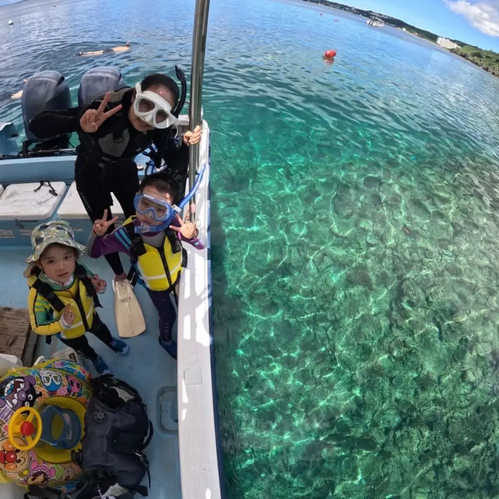ボートで海へ向かう様子（海が綺麗・子ども連れイメージ）