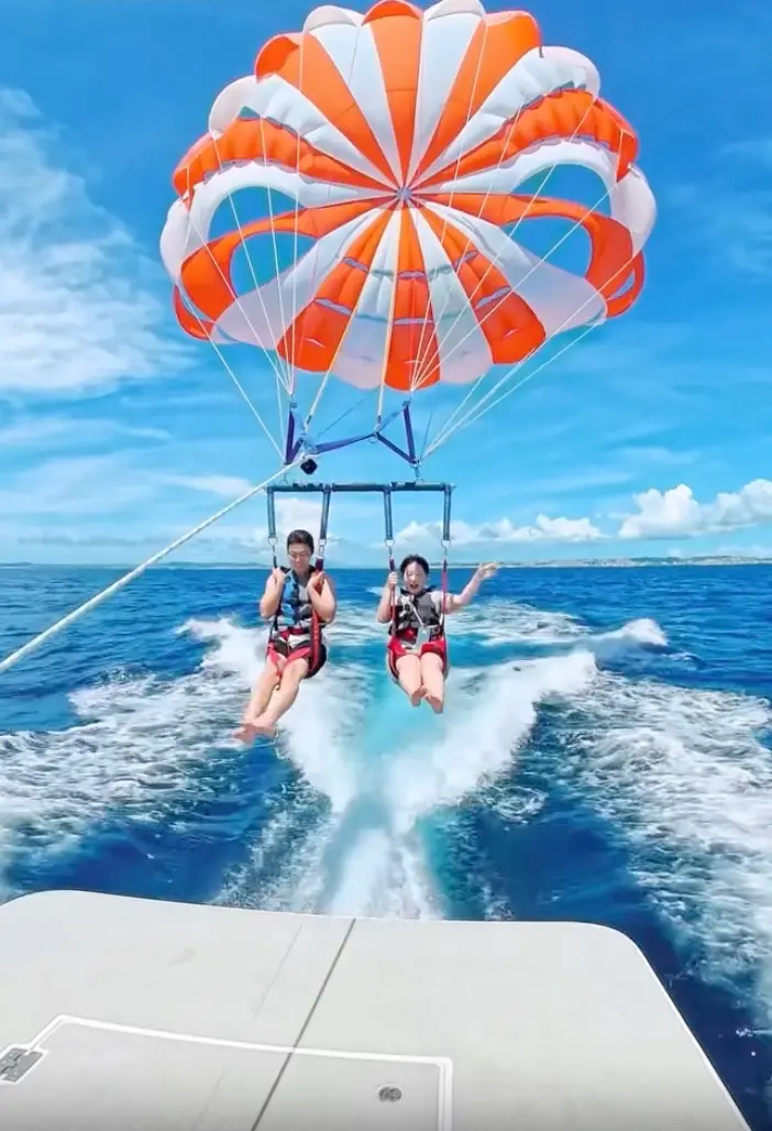 音楽を聴きながら空へ。サウンドパラセールでフライトしている様子