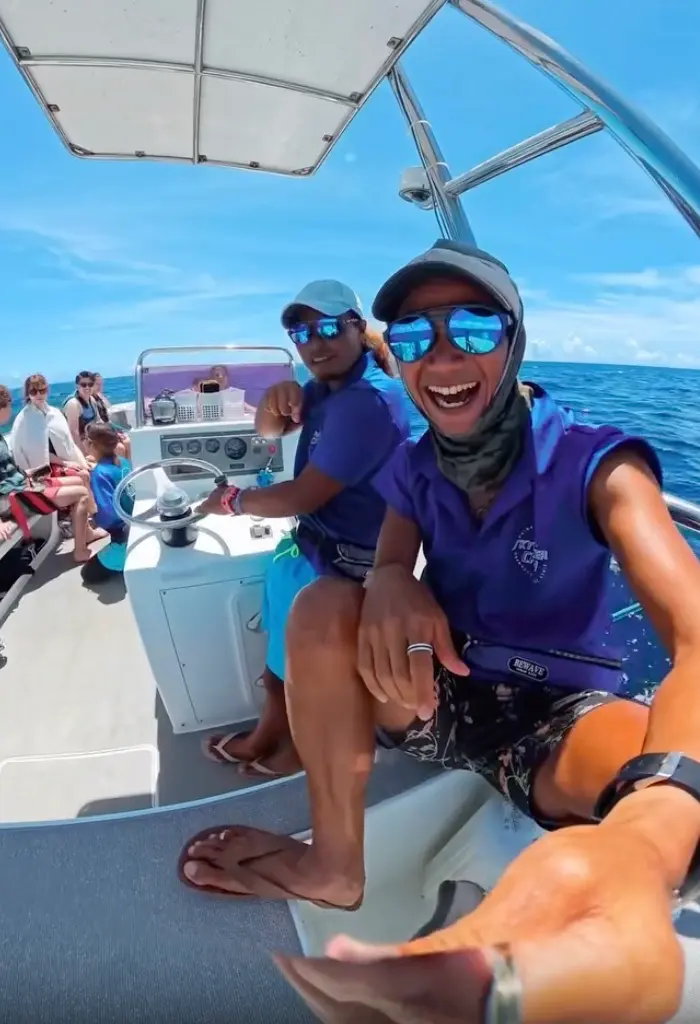 パラセーリングのスリルを楽しむ参加者の様子。笑顔で空へ飛び立つ瞬間