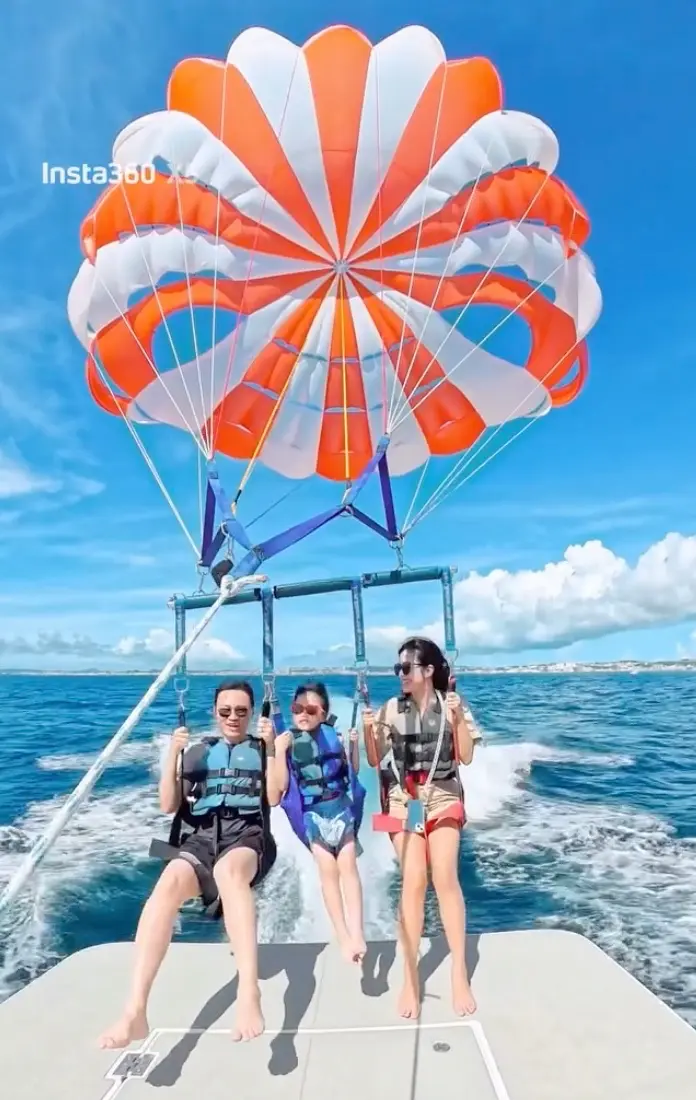 パラセーリングの3名乗りで空へ上がる様子。友達や家族で一緒にフライトできる