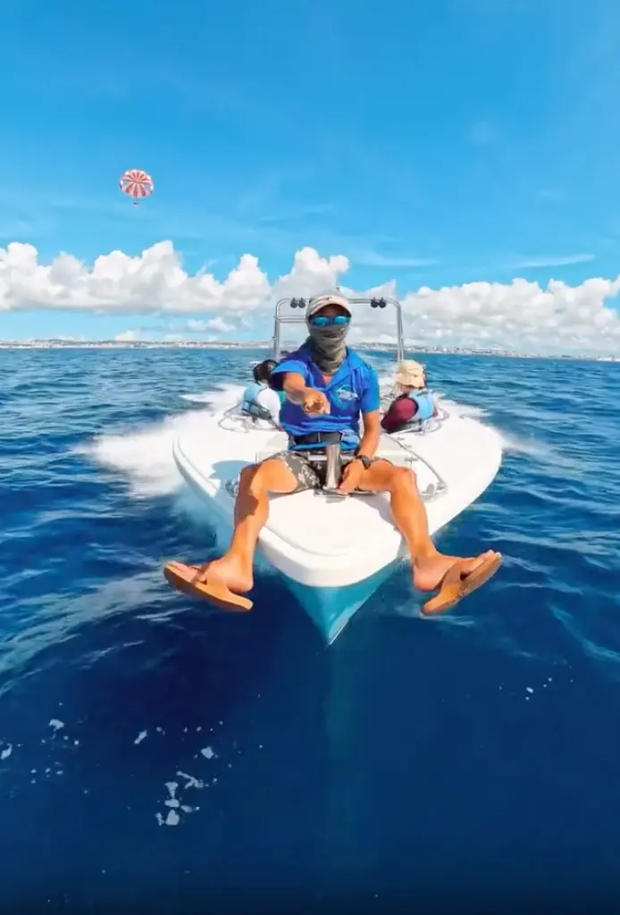 スカイウォーカーのクルーと参加者が船の上でワイワイ盛り上がっている様子