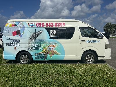 宜野湾マリーナ集合場所のスカイウォーカーのラッピングバン