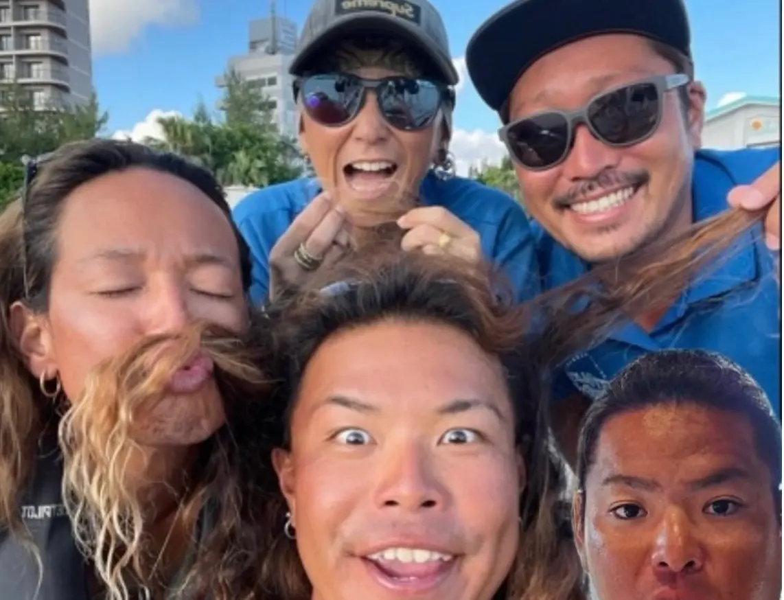 スカイウォーカーのクルーのみなさん。パラセーリングを明るい雰囲気でサポートしている様子