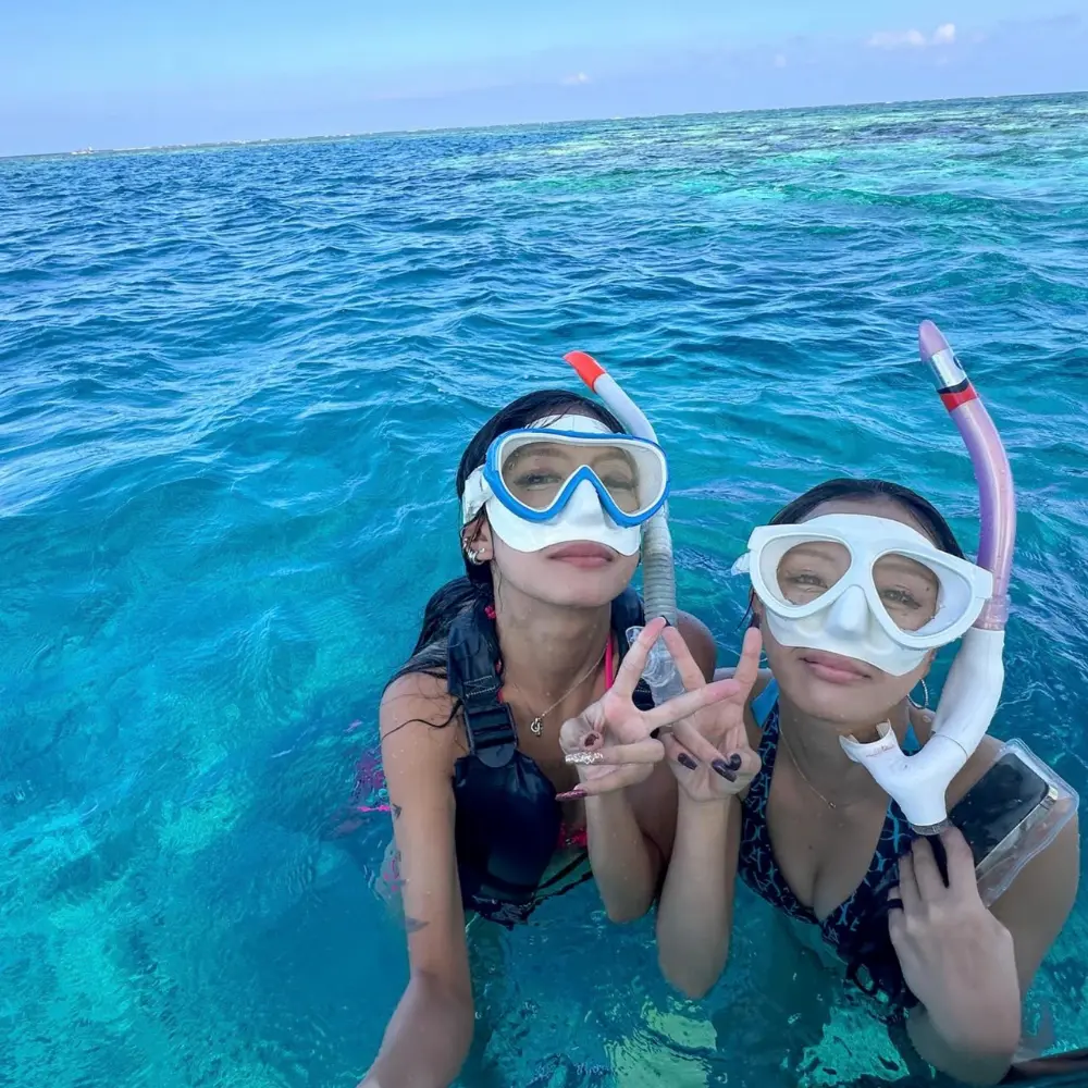 ソルキスのギャラリー画像1。沖縄の海で海あそびを楽しむ様子。