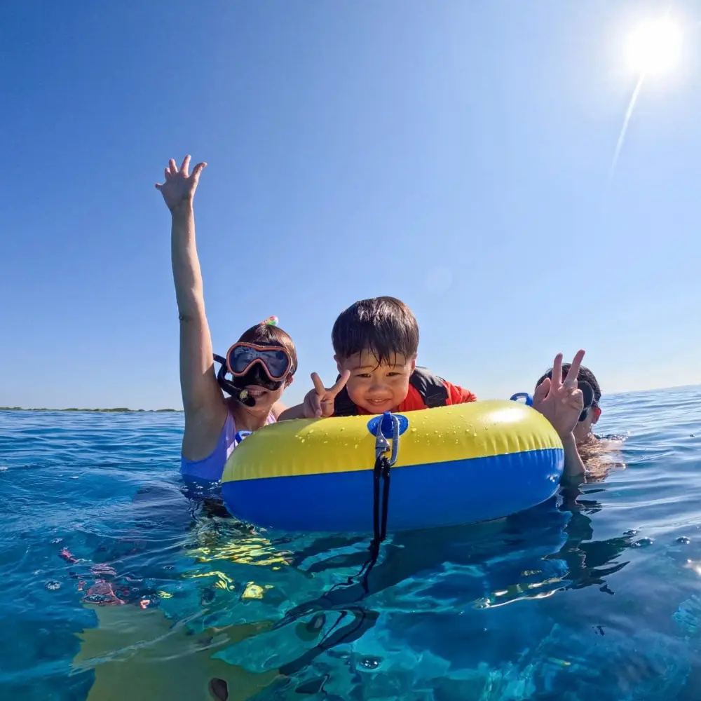 ソルキスのギャラリー画像3。沖縄の青い海で遊ぶ参加者の様子。