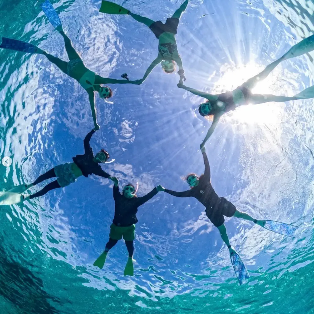 ソルキスのギャラリー画像6。沖縄の海をのびのび楽しむ様子。