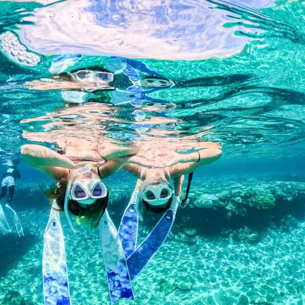 ソルキスのギャラリー画像4。海の上で思い出づくりを楽しむ様子。