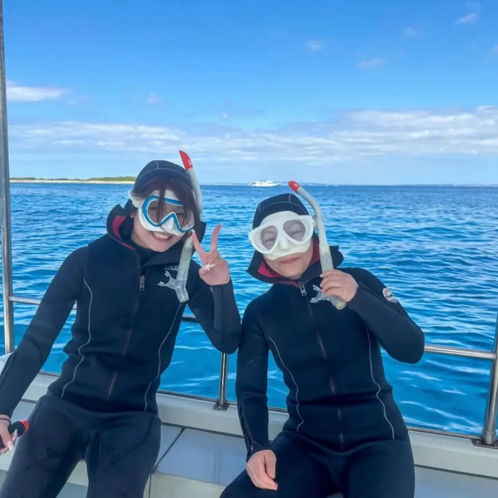 ソルキスのギャラリー画像8。家族や仲間と海を楽しむツアー風景。