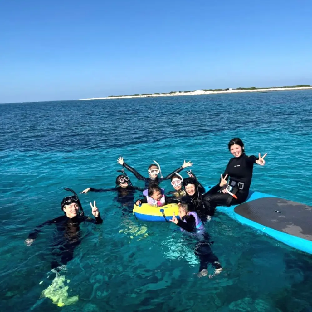 慶良間体験ダイビング＆シュノーケリングの画像3。海の中で遊ぶ参加者の様子。