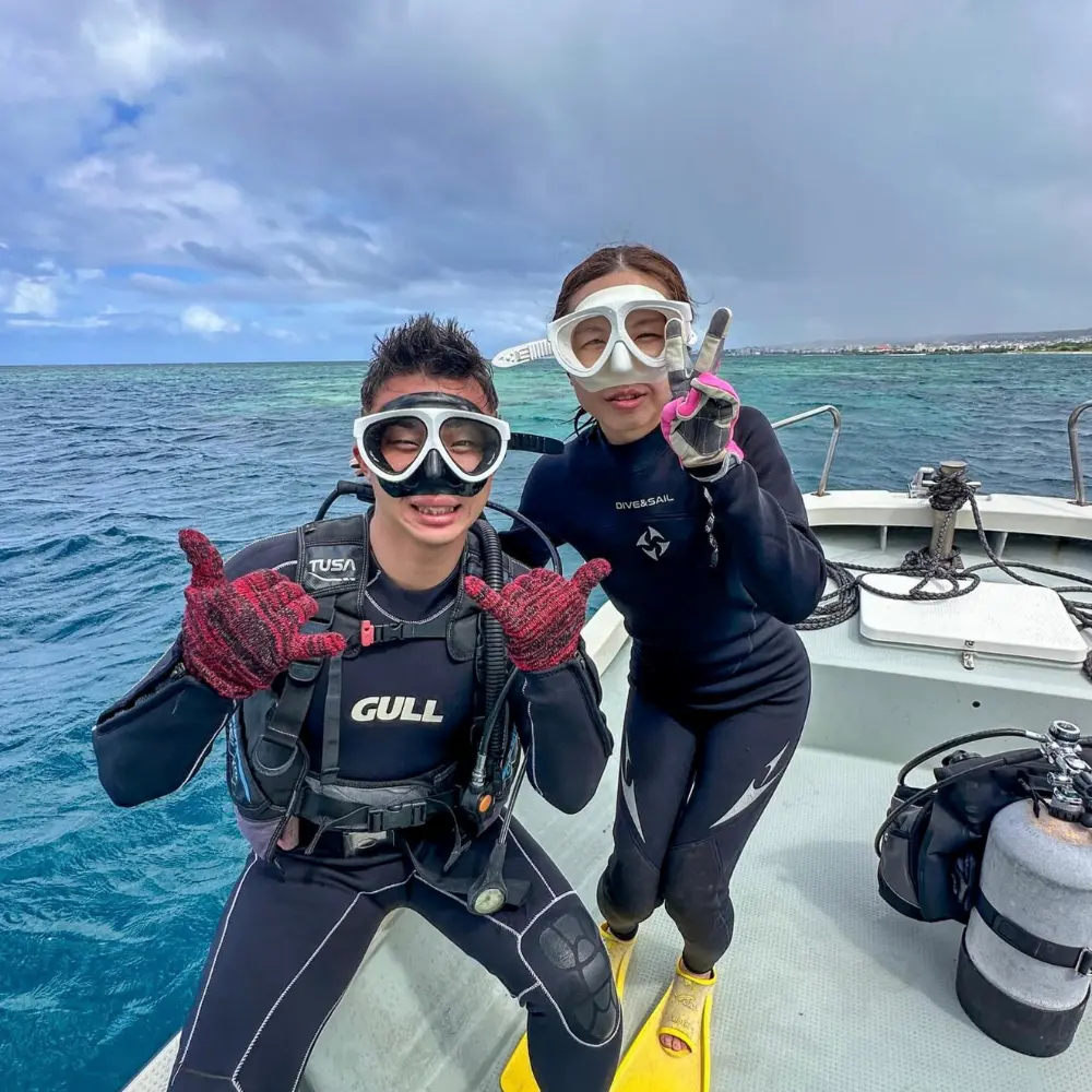 慶良間体験ダイビング＆シュノーケリングの画像1。沖縄の海でダイビングを楽しむ様子。