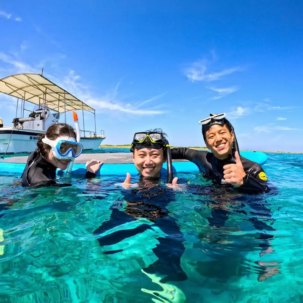 ソルキスのギャラリー画像9。沖縄の海でのびやかに遊ぶシーン。