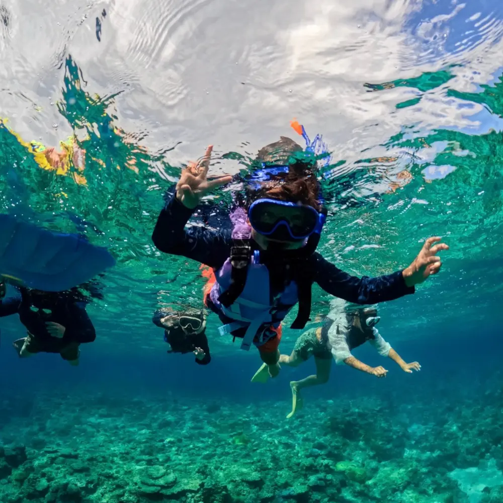 慶良間体験ダイビング＆シュノーケリングの画像4。海の上で思い出を楽しむ様子。