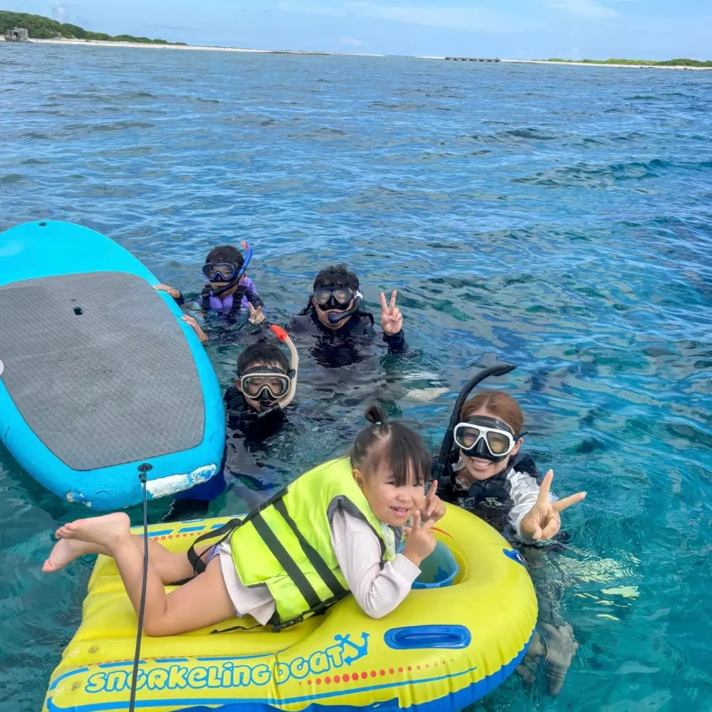 慶良間体験ダイビング＆シュノーケリングの画像6。沖縄の海をのびのび楽しむ様子。