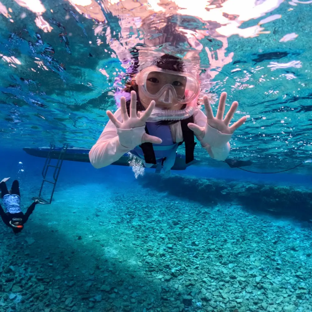 ソルキスのギャラリー画像9。沖縄の海でのびやかに遊ぶシーン。