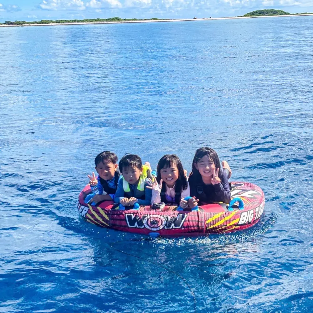 ソルキスのギャラリー画像4。海の上で思い出づくりを楽しむ様子。