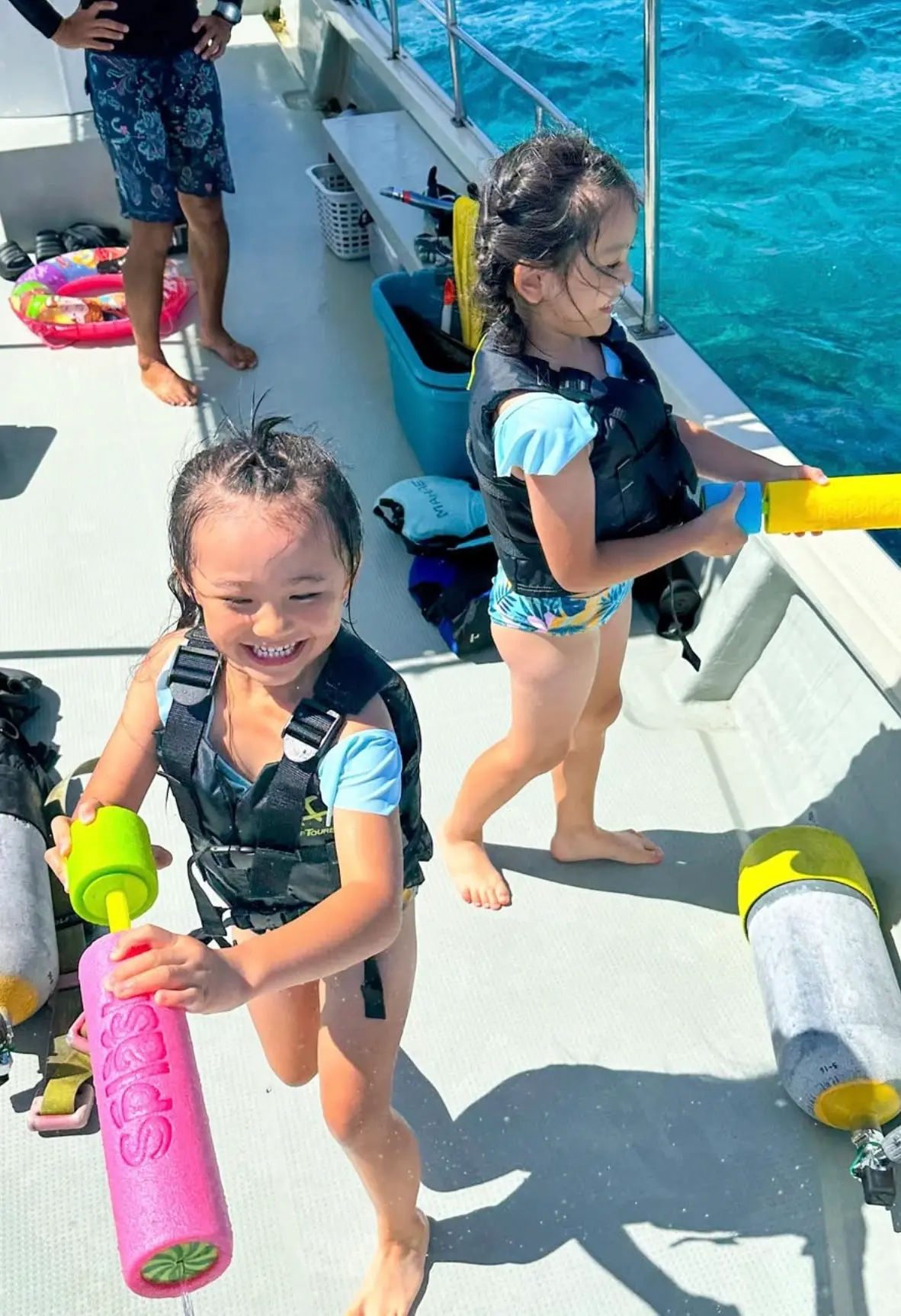 ソルキスのギャラリー画像8。家族や仲間と海を楽しむツアー風景。