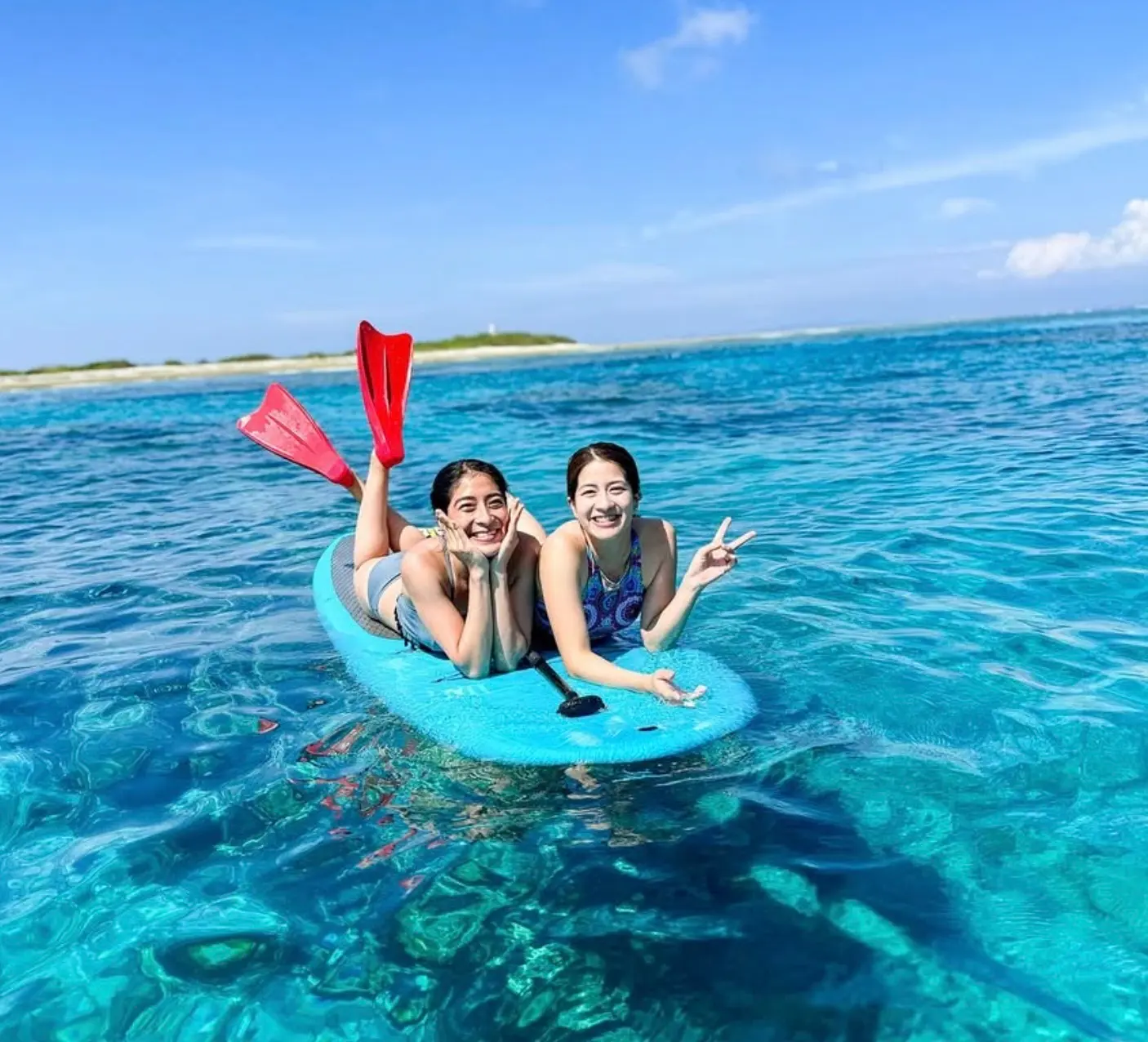 ソルキスのギャラリー画像9。沖縄の海でのびやかに遊ぶシーン。