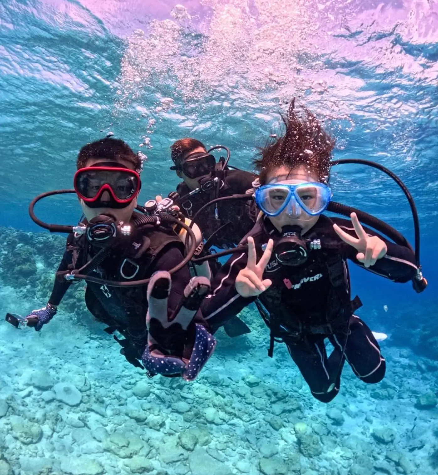 慶良間体験ダイビング＆シュノーケリングの画像9。沖縄の海で遊ぶシーン。