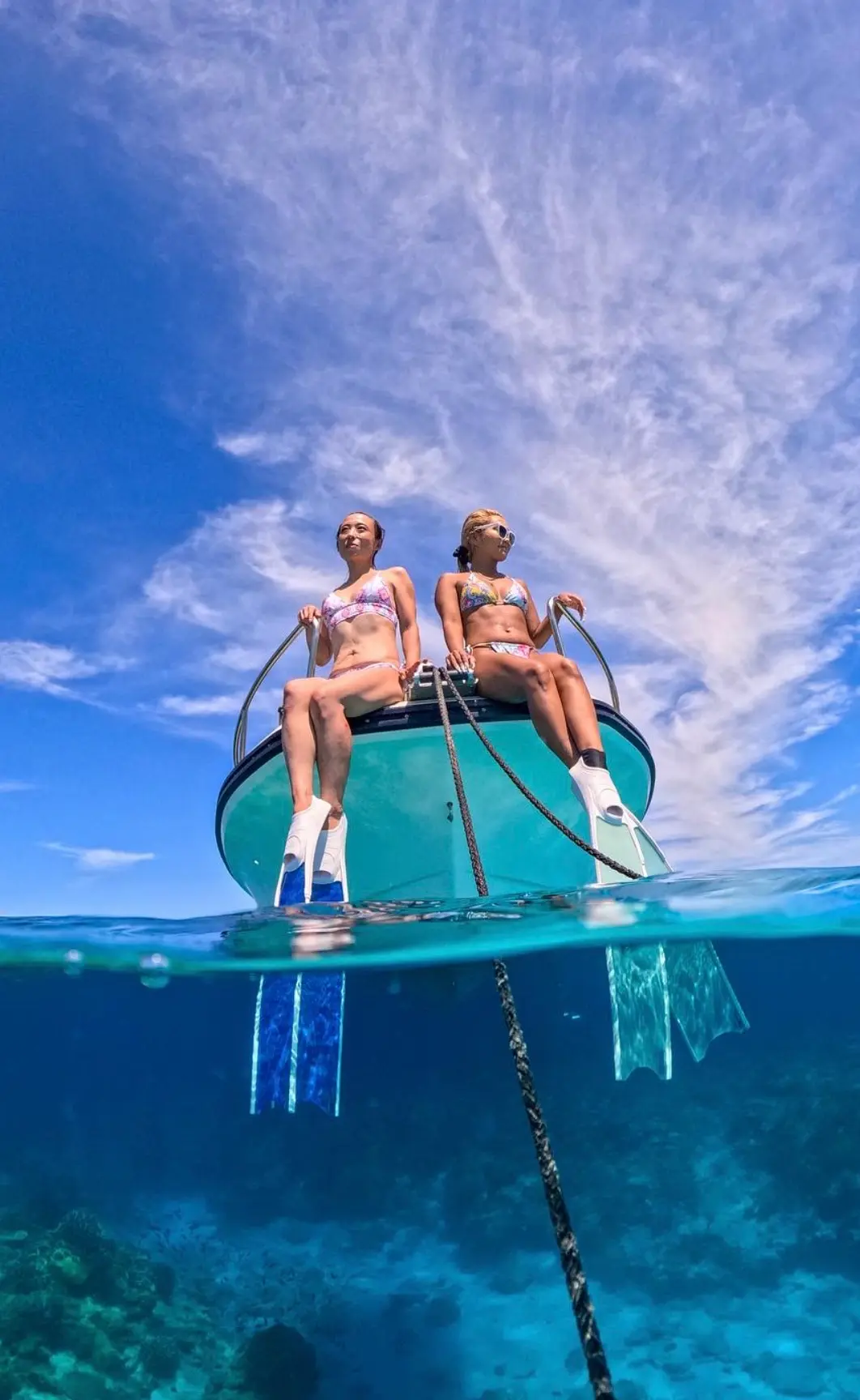 ソルキスのギャラリー画像13。沖縄の青い海で遊ぶ参加者の様子。