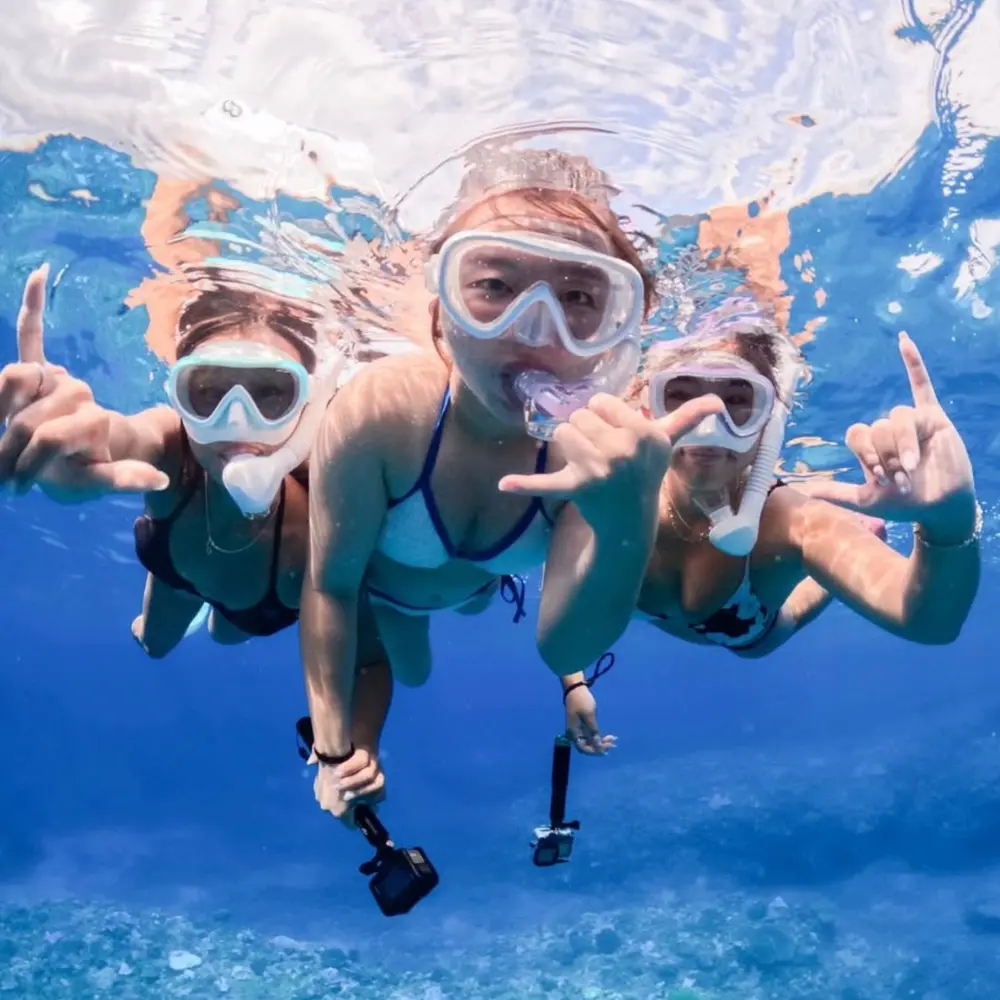 慶良間体験ダイビング＆シュノーケリングの画像3。海の中で遊ぶ参加者の様子。