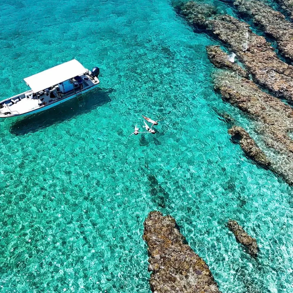 慶良間体験ダイビング＆シュノーケリングの画像5。慶良間の海を満喫する一場面。