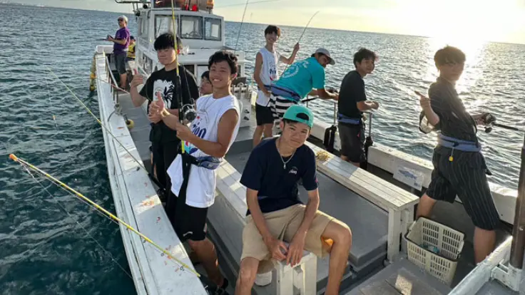 沖縄の船釣りで釣果を楽しむ様子