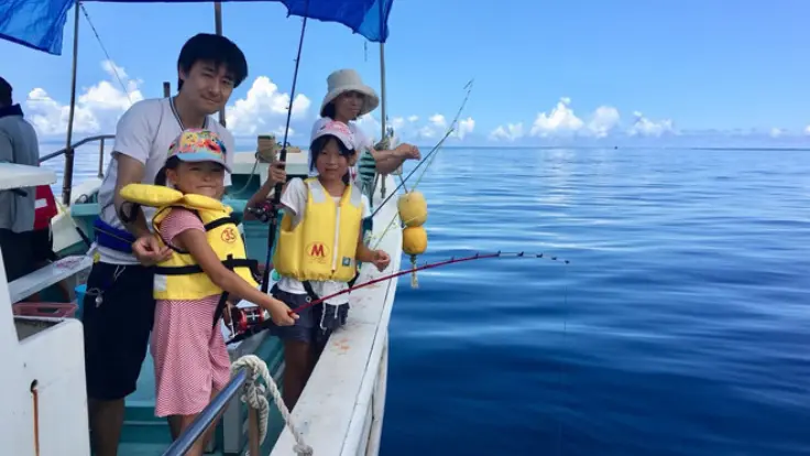 嘉手納の海で船釣りを楽しむ様子